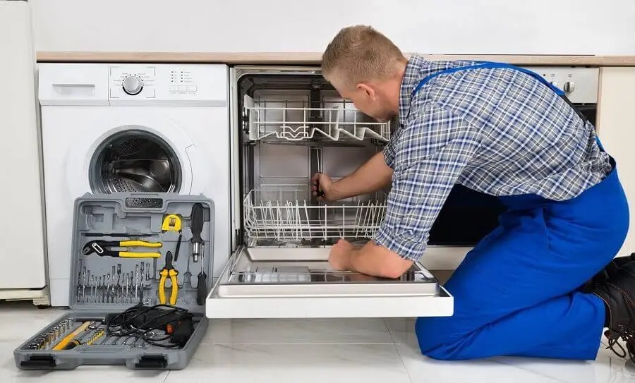 Kocaali Daikin servisi teknisyen ekibi beyaz eşya tamiri yaparken